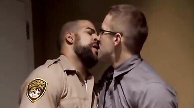 Agente di polizia omosex