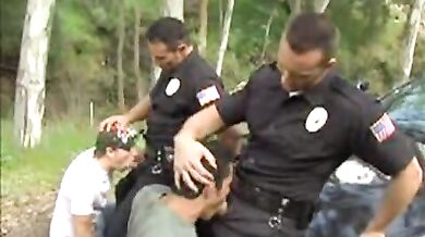 Poliziotti gay inculano due sospettati