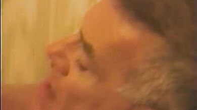 Vecchio gay porca incula un giovane