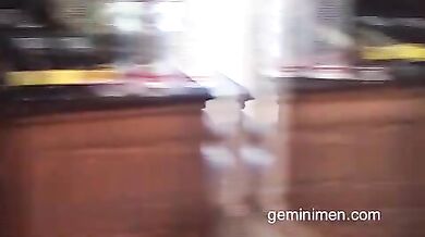 Vero uomo gioca con grossi dildo