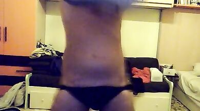 Gay dominicano fa uno spogliarello