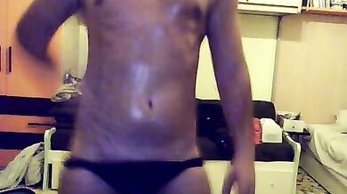 Gay dominicano fa uno spogliarello