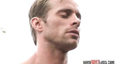 Cazzo mostruoso sfonda culo stretto