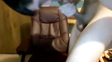 Porcellino magro si succhia il pene