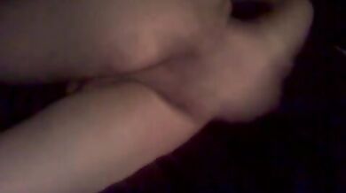 Ragazzo carino si diverte da solo