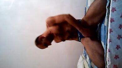 Ragazzo ci mostra il culo