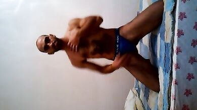 Ragazzo ci mostra il culo