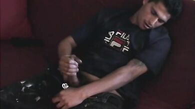 Si sega il pisello e sborra