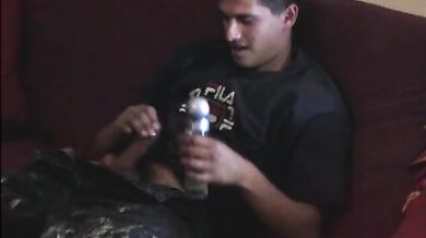 Si sega il pisello e sborra