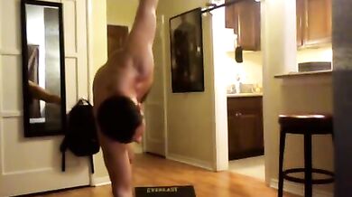 Bel fusto gay nudo in webcam