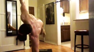 Bel fusto gay nudo in webcam