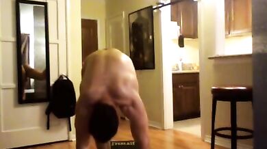 Bel fusto gay nudo in webcam