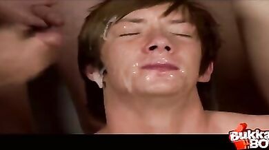 Boy gay si prende in faccia tante sborrate