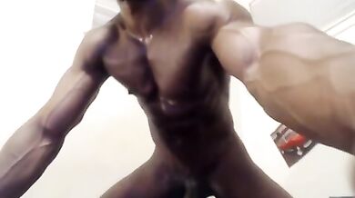 Nero gay muscoloso che sborra