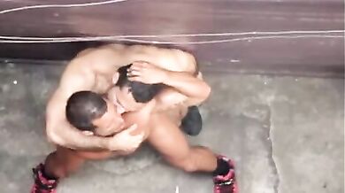 Coppia gay muscolosi fotte in strada