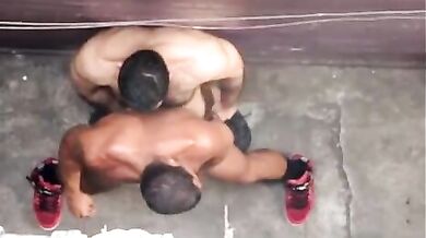 Coppia gay muscolosi fotte in strada