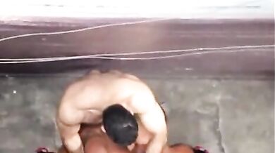 Coppia gay muscolosi fotte in strada