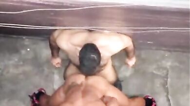 Coppia gay muscolosi fotte in strada