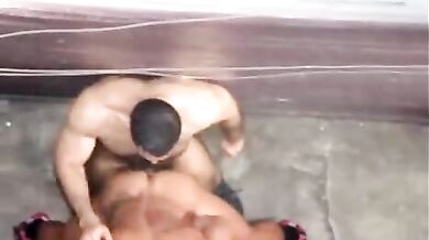 Coppia gay muscolosi fotte in strada