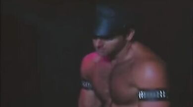 Daddy gay in pelle incula il suo ragazzo