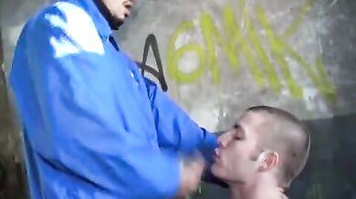 Studente gay arabo con il suo amico francese