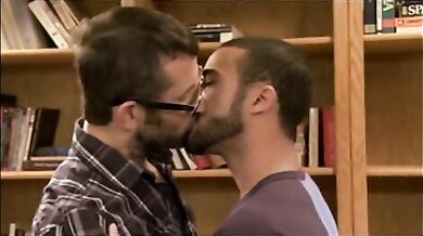 Prof gay ed ex studente scopano a scuola