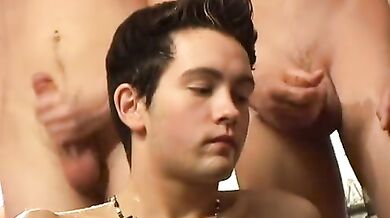 Gruppo gay sborra un diciottenne