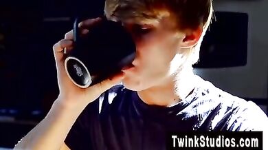 Biondino lo succhia da dio