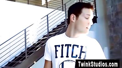 Biondino lo succhia da dio