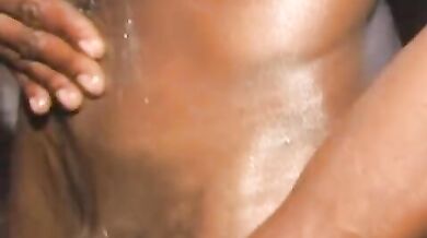 Gay nero si succhia da solo