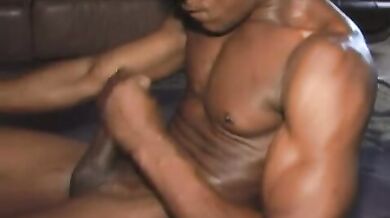 Gay nero si succhia da solo