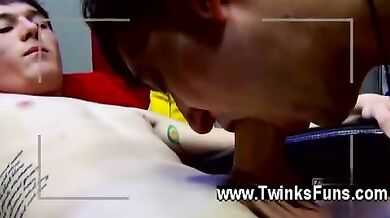 Bel pompino tra studenti con piercing