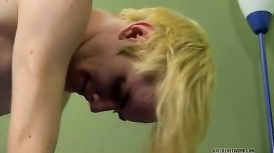 Ragazzo moro incula un biondino