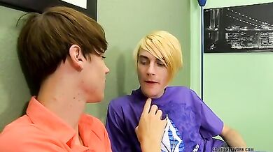 Ragazzo moro incula un biondino