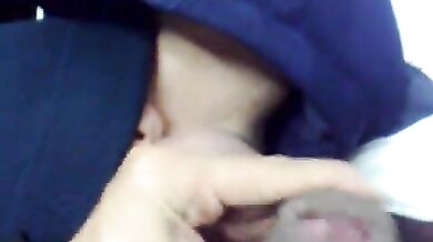 Pompinaro gay lo fa per soldi in un bagno pubblico