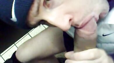 Pompinaro gay lo fa per soldi in un bagno pubblico