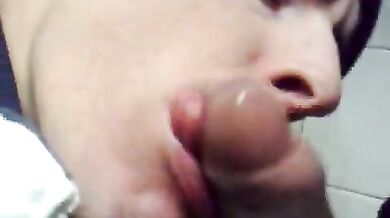 Pompinaro gay lo fa per soldi in un bagno pubblico