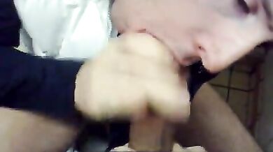 Pompinaro gay lo fa per soldi in un bagno pubblico