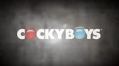 Sesso tra gay biondo e brunetto