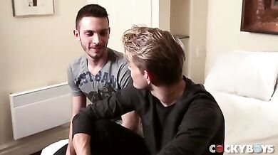 Sesso tra gay biondo e brunetto