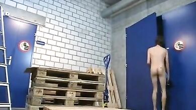 Bel biondino gay scopato dagli amici