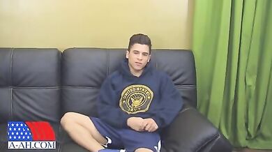 Ragazzo si masturba con sexy toy