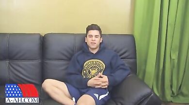 Ragazzo si masturba con sexy toy