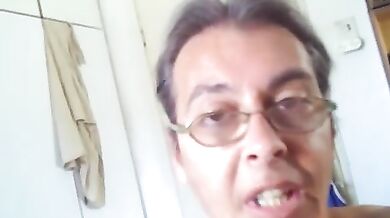 Vecchio frocio si fa una sega