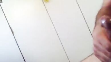 Vecchio frocio si fa una sega