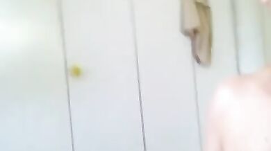 Vecchio frocio si fa una sega