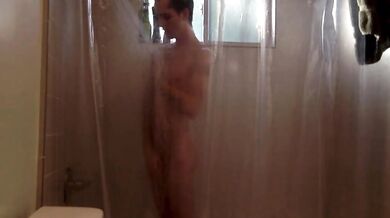 Twink si filma mentre fa la doccia