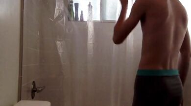 Twink si filma mentre fa la doccia