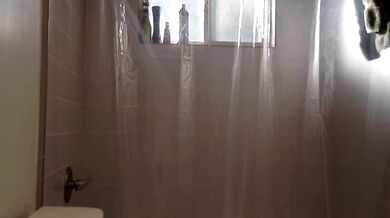 Twink si filma mentre fa la doccia