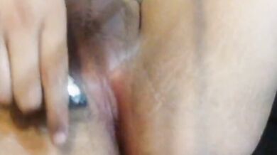 Shemale asiatica si masturba in maglione